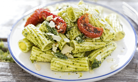 Recept voor Griekse pastasalade met olijven en tomaatjes